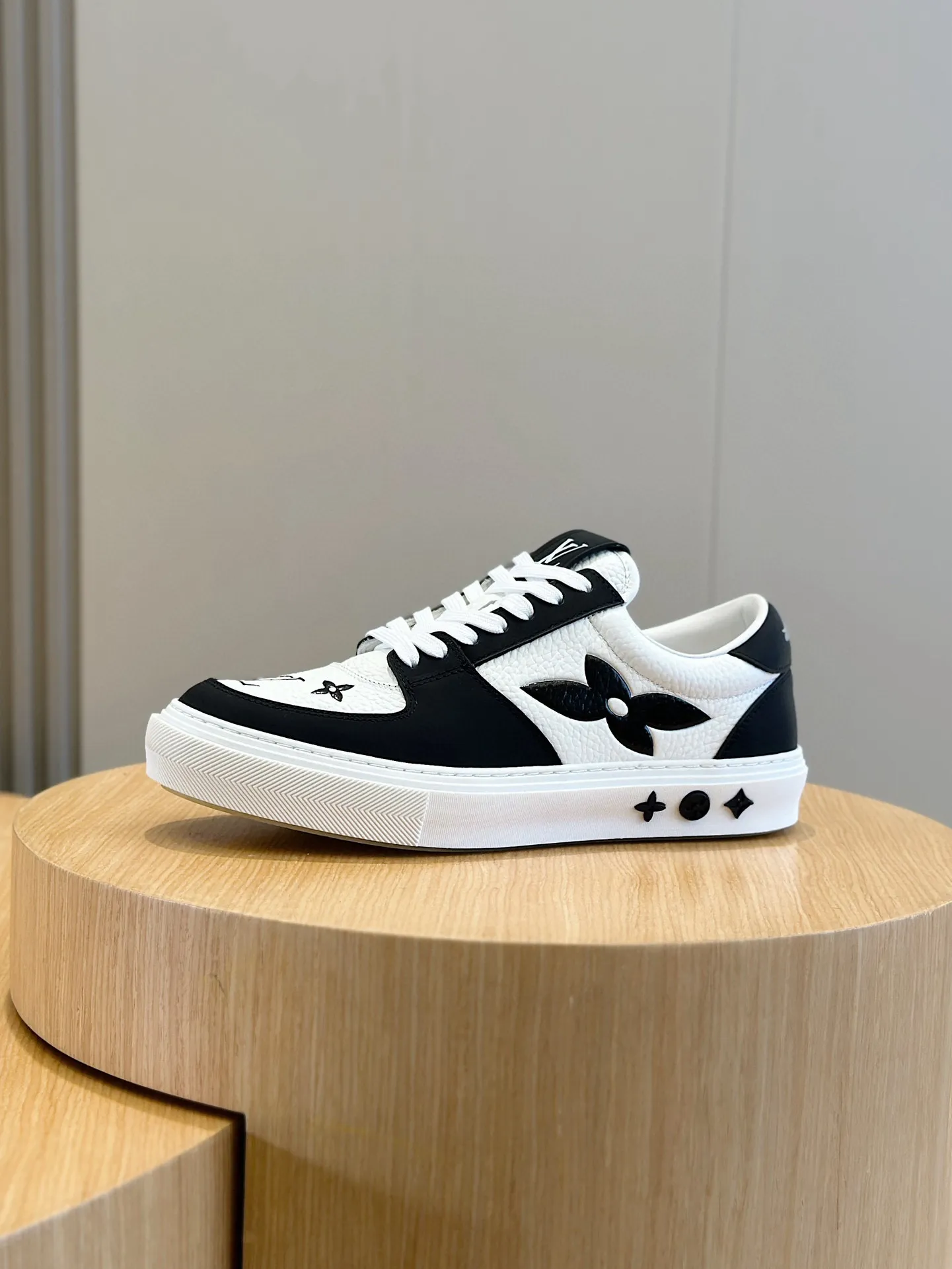 Factory price: 438💰LV full cowhide color-printed men's sneakers. This Ollie lace-up sneaker is made of floral embossed fabric, continuing the inspiration of the season's ready-to-wear collection. The laces are used to set off the gorgeous design, monogram flowers are embellished with transparent rubber outsole, and the brand logo is written on the back. Cowhide upper, cowhide lining, TPU outsole Size: 39-44 (customized at 38.45)
